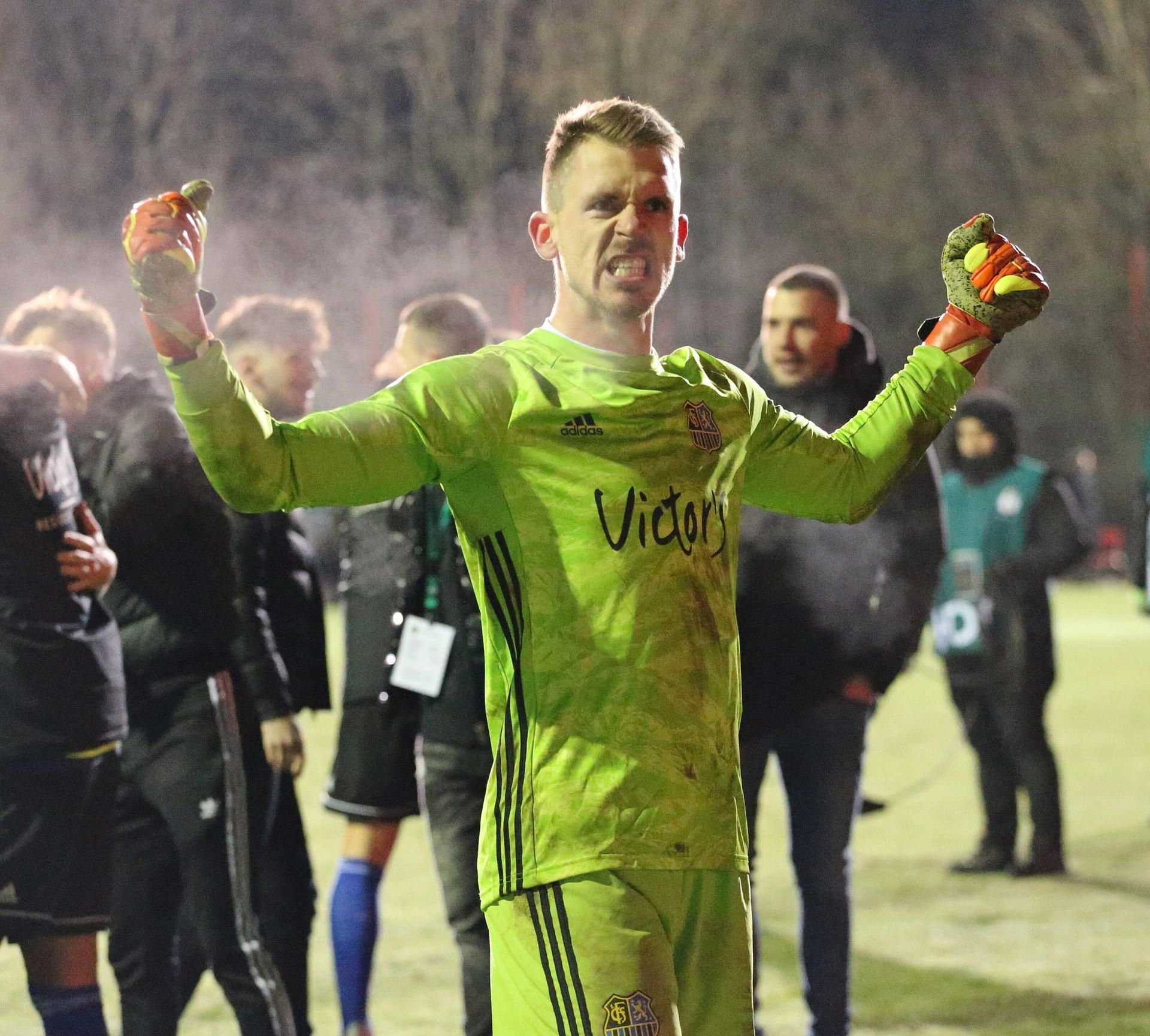 Saabrückens Torwart Daniel Batz zeigte nach dem Sieg im DFB-Pokal-Viertelfinale gegen Düsseldorf die ganz breite Brust.