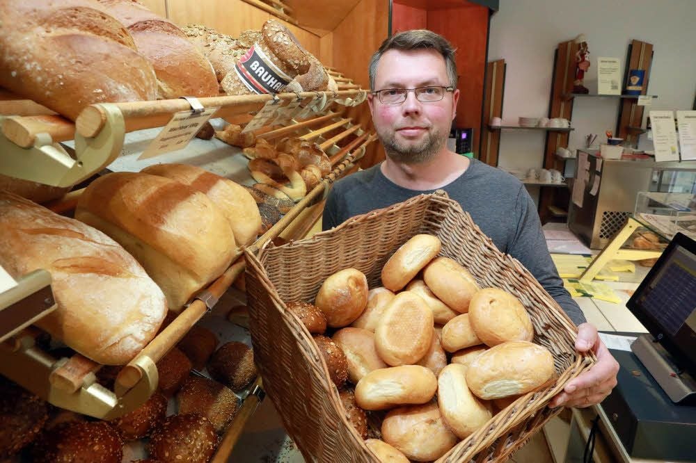 Oliver Schieke zeigt einen kleinen Teil des Sortiments seiner Bäckerei. Für jedes einzelne Produkt muss mittlerweile eine detaillierte Liste mit Inhaltsstoffen angefertigt werden.