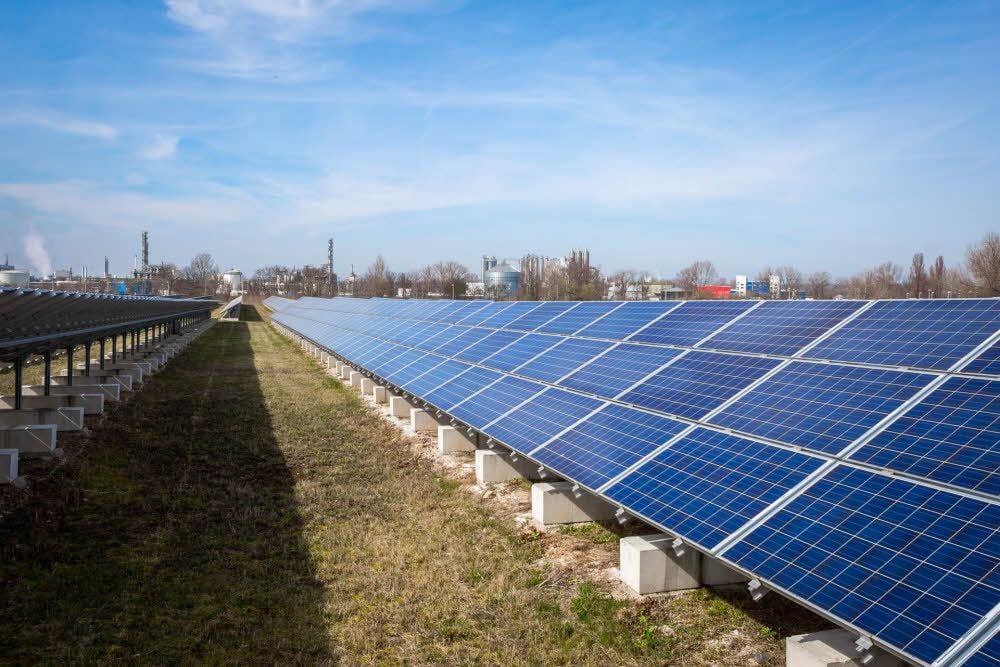 Zwei Photovoltaikanlagen im Chemie- und Industriepark Zeitz mit einer Anschlussleistung von fünf Megawatt werden von zwei Eigentümern betrieben. Der Strom aus dem Solarpark Elsteraue wird in das Arealnetz des Chemie- und Industrieparks Zeitz eingespeist.