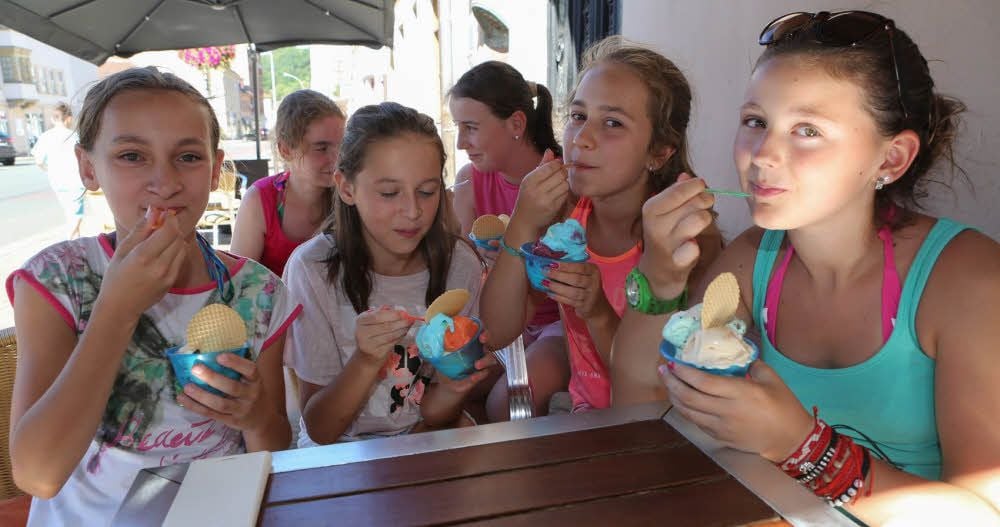 Eis ist lecker! Das finden auch diese Mädchen aus dem slowakischen Komárno, die zurzeit zu Gast in der Partnerstadt Weißenfels sind.