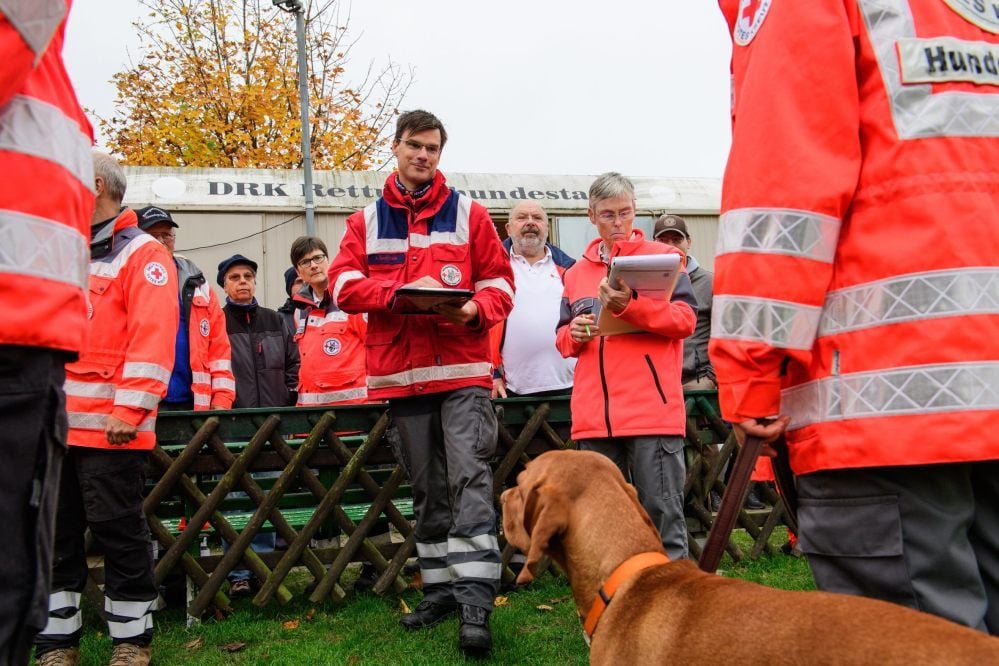 Erneut wird auf dem DRK-Rettungshundeplatz in Schulpforte die Flächensuchhund-Prüfung durchgeführt.