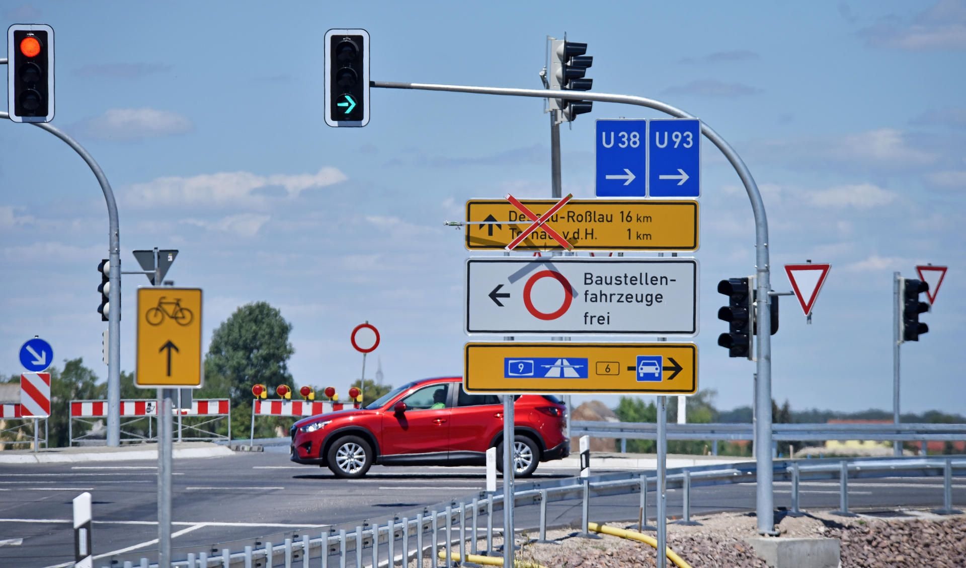Die Sperrung in Richting Tornau ist aufgehoben. Bis Dessau kann man die L 141 aber noch nicht befahren.