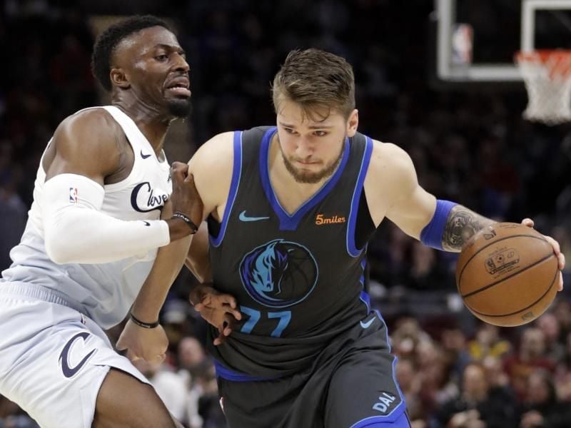 Luka Doncic (r) von den Mavericks kann sich gegen David Nwaba von den Cleveland Cavaliers durchsetzen. Foto: Tony Dejak/AP