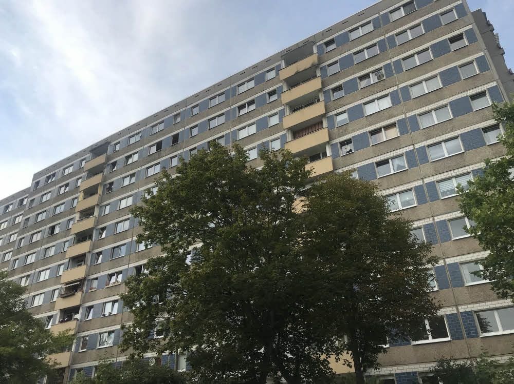 Der Sicherheitsdienst bestreift nachts unter anderem diesen Plattenbau im Ibsenweg in Halle-Neustadt.