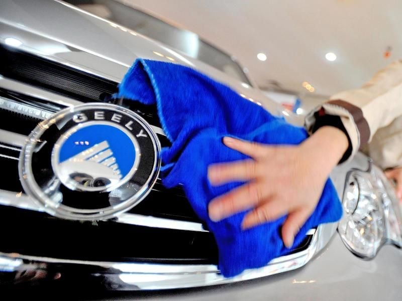 Das Logo von Geely auf einem Wagen des Auto-Herstellers. Foto: WU HONG/epa/Archivbild