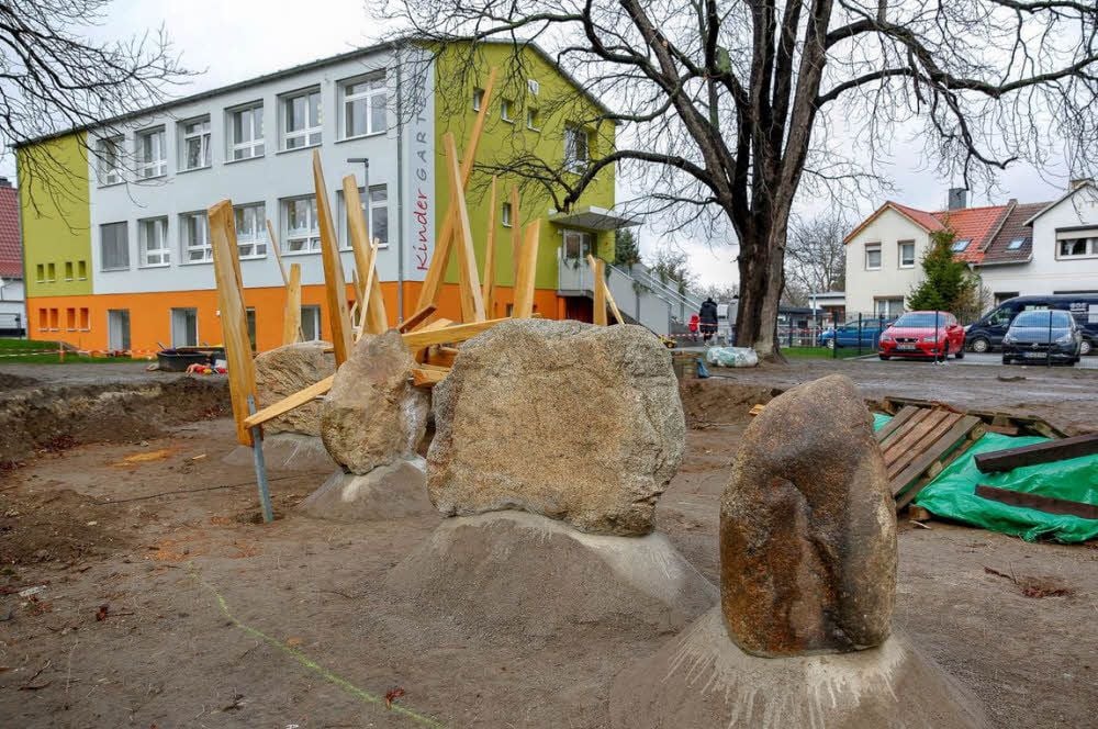 „Kein Spielplatz von der Stange“: Die großen Findlinge an der Kita „Knirps und Co” in Weddersleben sollen an die Teufelsmauer erinnern.