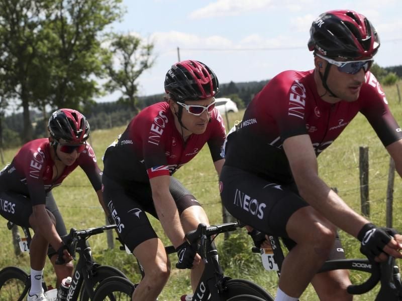 Das Ineos-Team schwächelt bei der Tour de France: Egan Bernal (l-r), Geraint Thomas und Gianni Moscon in Aktion. Foto: Thibault Camus/AP