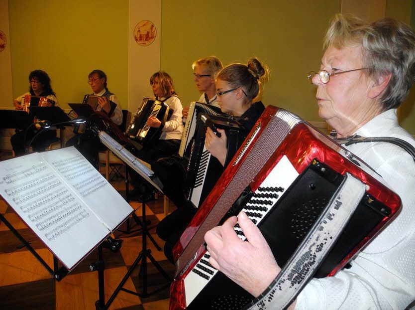 Mit dem Musikstück „Harmonikafreunde“ präsentiert sich das Akkordeon-Ensemble im Schloss erstmals dem Publikum.