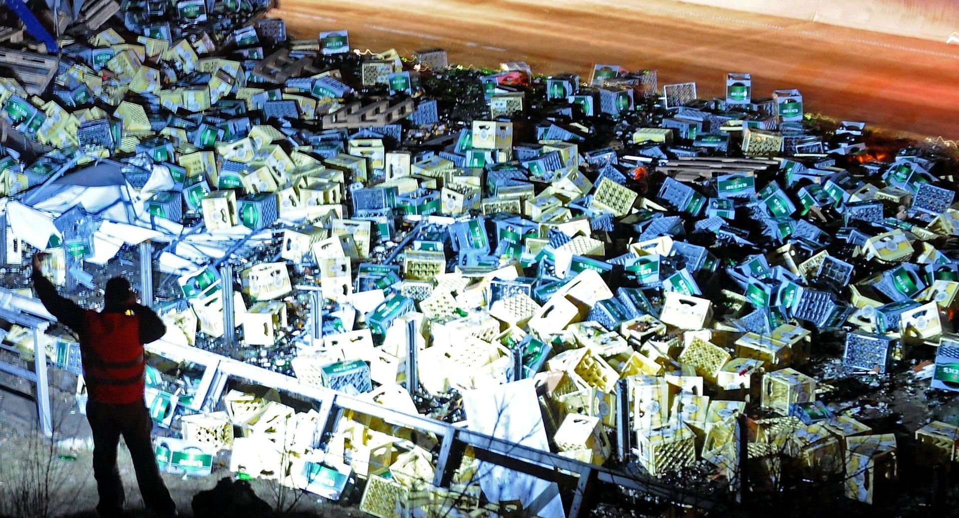 Hunderte Bierkästen liegen nach einem Unfall auf der Autobahn.