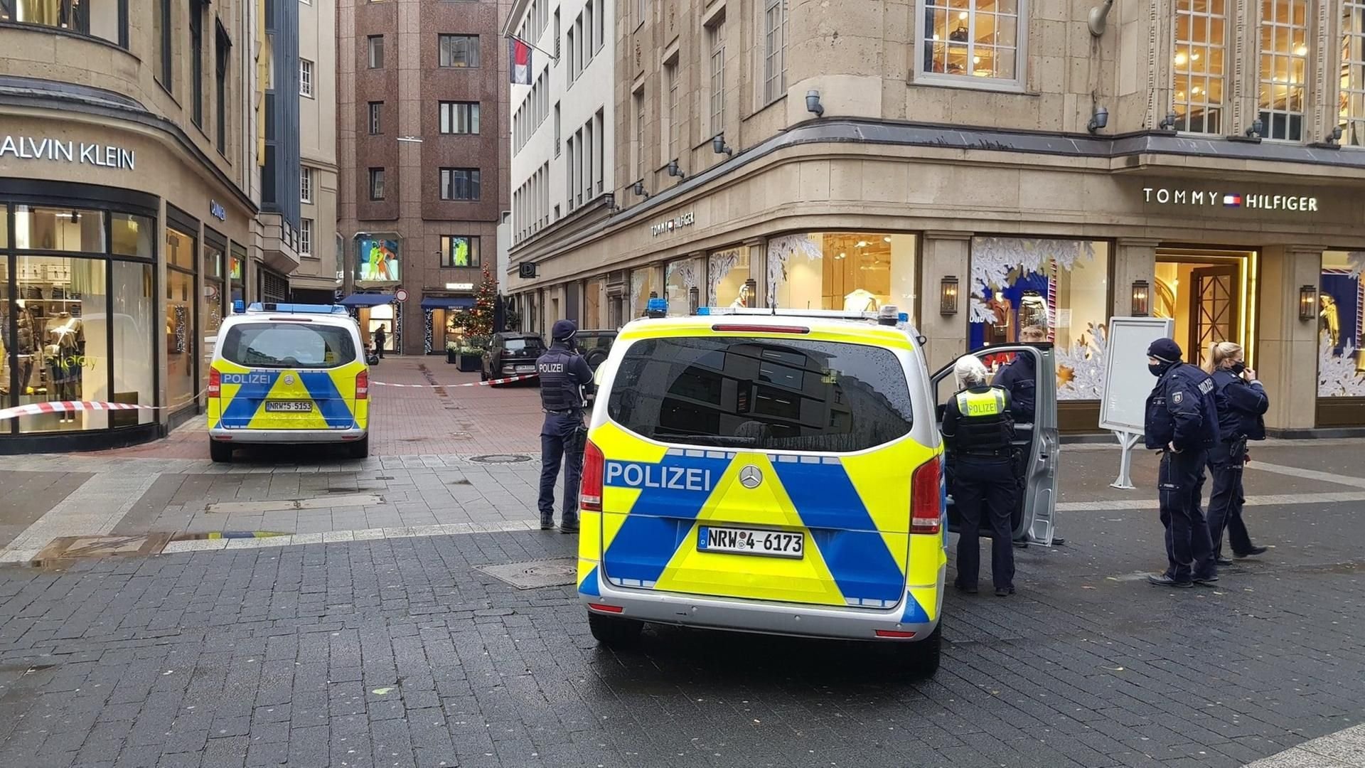 Polizisten stehen auf der Königsallee in der Nähe eines Juweliergeschäfts in Düsseldorf.