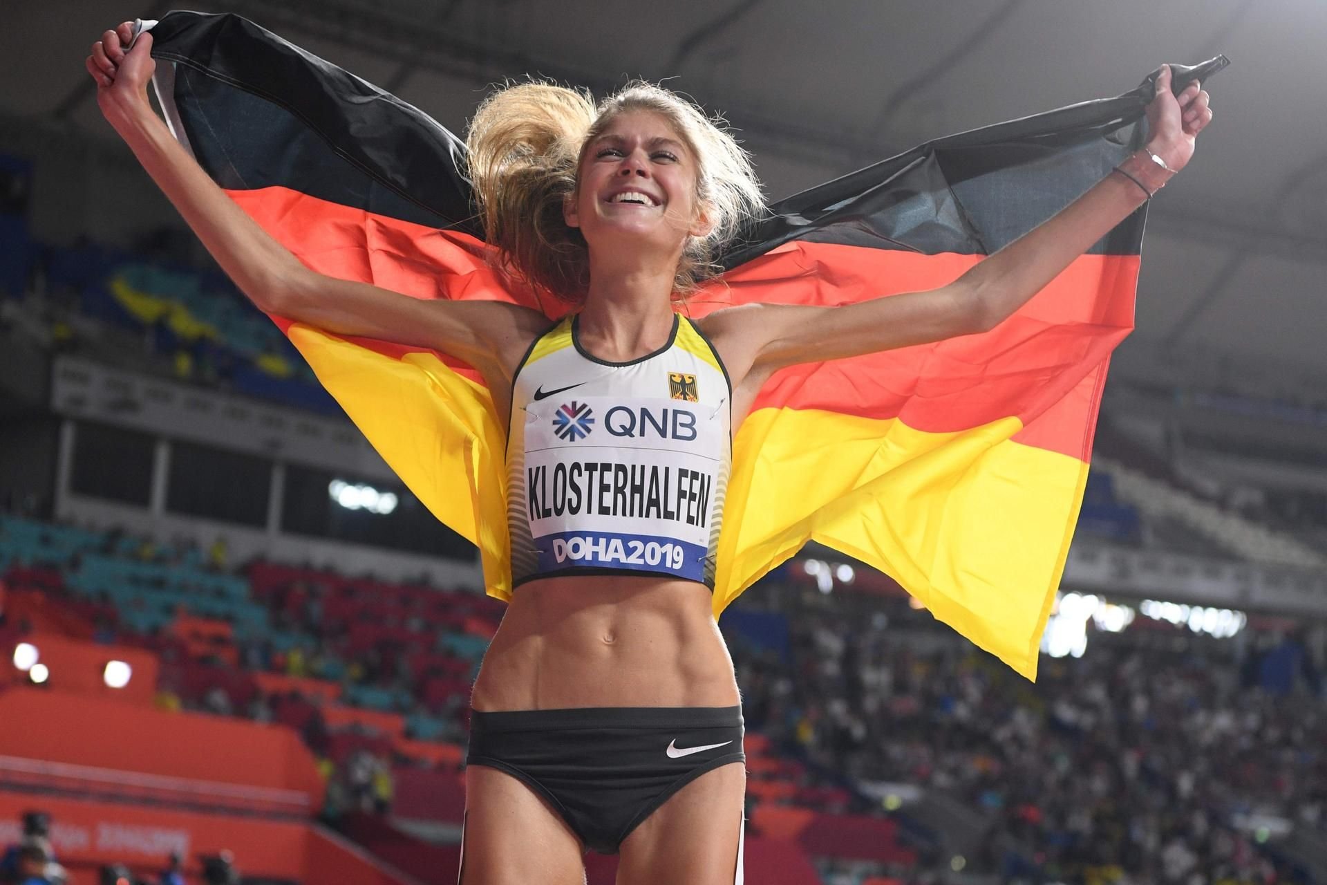 Konstanz Klosterhalfen im Jubeltaumel nach ihrer Bronze-Medaille über 5000 Meter.