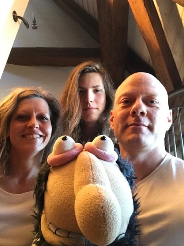 Janine und Joshua Stoeck sowie Sebastian Fortak (v.l.) mit ihrer Puppe