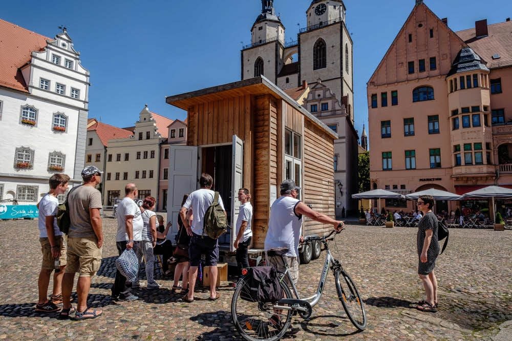 Wenige Minuten nach der Eröffnung des „Tiny 100“ am Mittwoch auf dem Wittenberger Markt herrschte schon Andrang vor dem Häuschen.