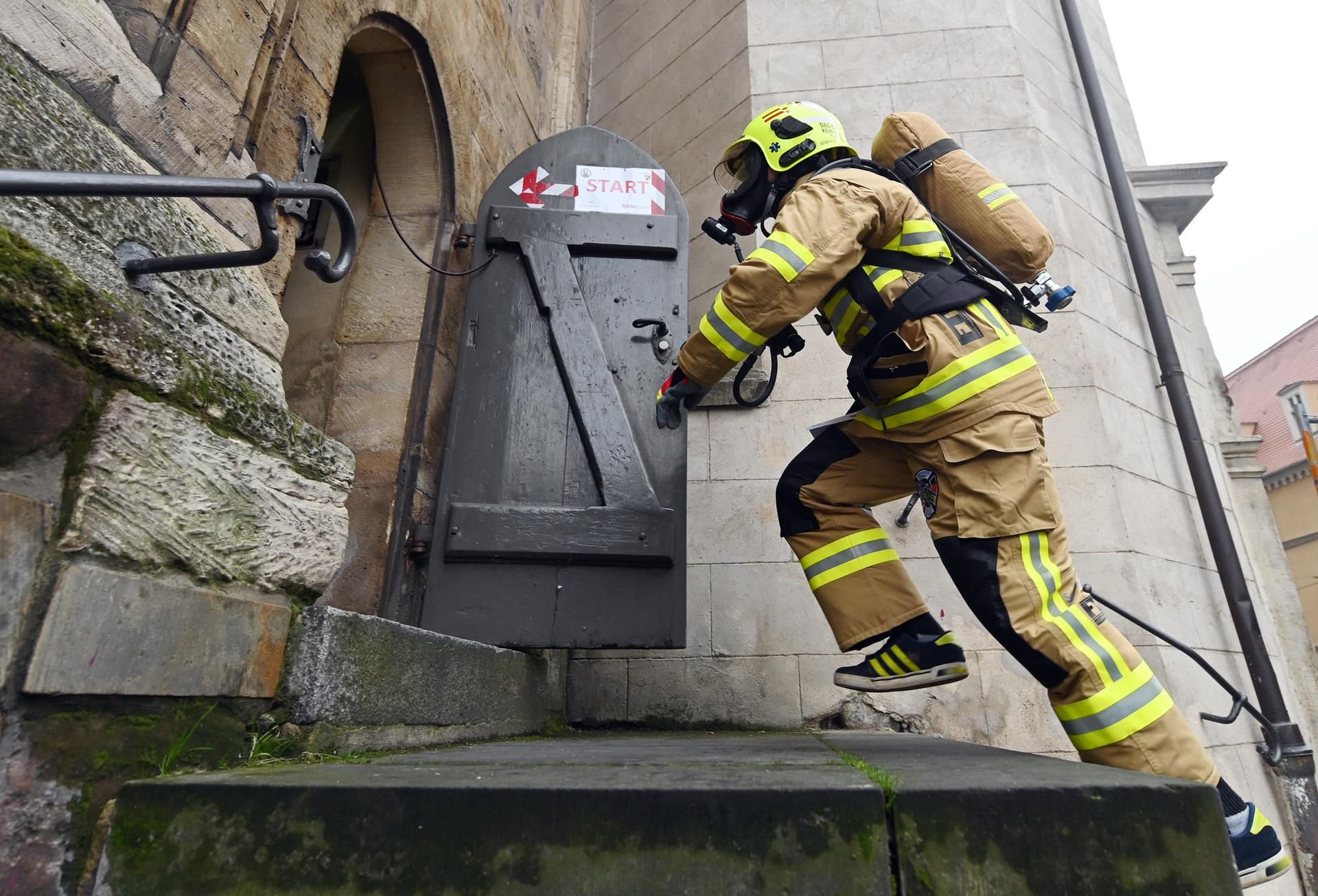 Ein Feuwerwehrmann startet über die 225 Stufen auf die Hausmannstürme der Marktkirche.