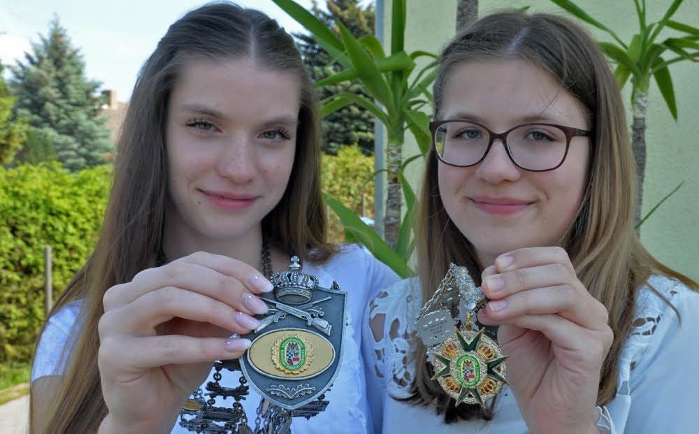 Von Karina (links) und Anita Steinbachs Erfolgen zeugen ihre Schützenketten.