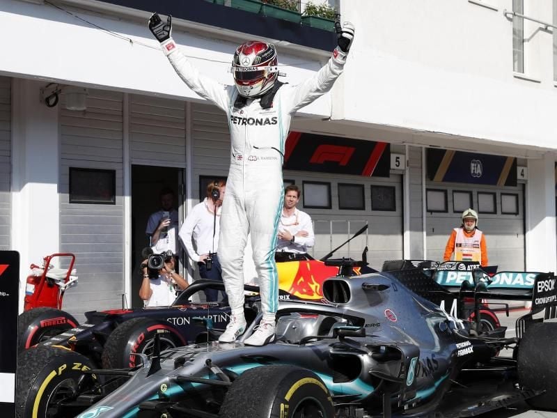 Obenauf: Mercedes-Pilot Lewis Hamilton feiert seinen Sieg in Budapest. Foto: Laszlo Balogh/AP
