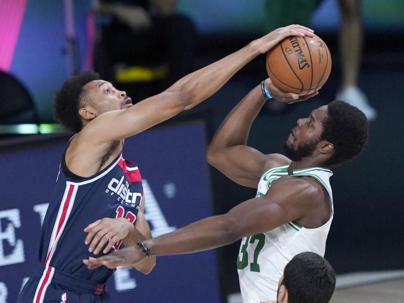 Jonathan Williams (l) von den Washington Wizards blockt einen Wurf von Semi Ojeleye von den Boston Celtics. Foto: Ashley Landis/Pool AP/dpa