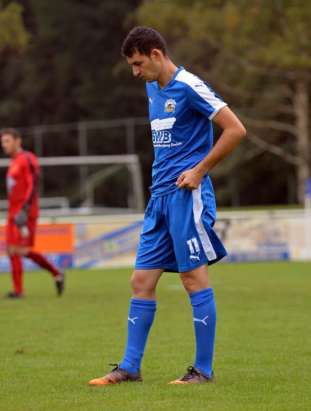 Der Kopf hing tief. Lucian Mihu unterlag mit dem TV Askania Bernburg beim FC Einheit Rudolstadt. Der Trainer musste aufgrund der angespannten personellen Situation in der zweiten Hälfte selber spielen.