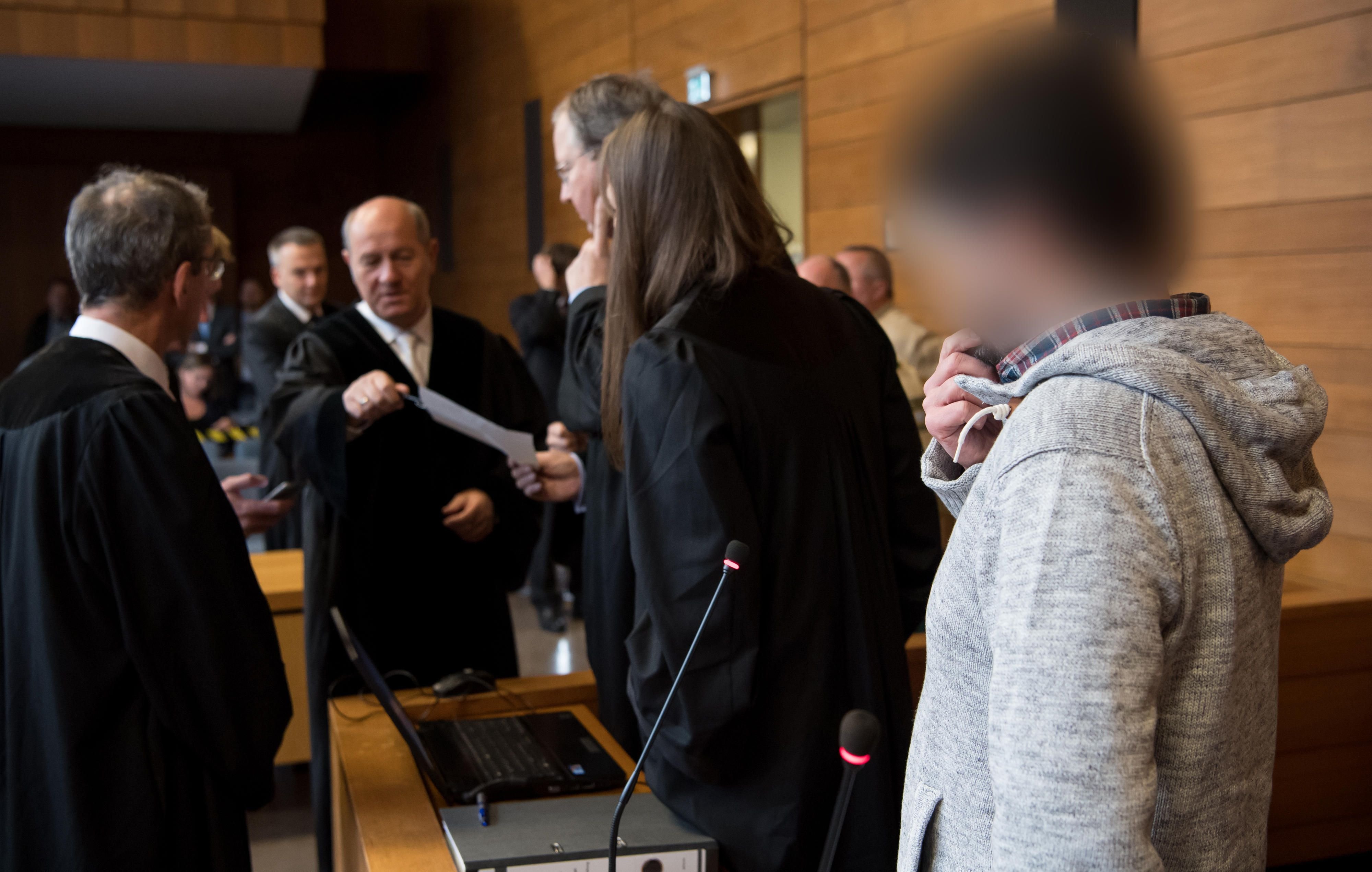 Oberstaatsanwalt Jürgen Branz, Richter Erich Fuchs, Anwalt Thilo Pfordte, Anwältin Ulrike Thole und Fahrdienstleiter Michael P. (l-r) im Landgericht Traunstein.
