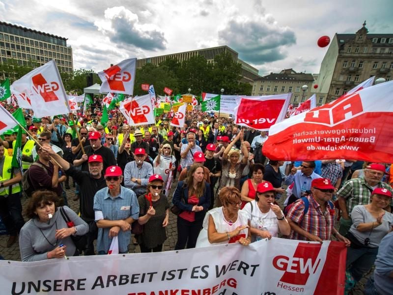 Lehrer demonstrieren in Wiesbaden(Hessen) dafür, dass der Tarifabschluss für angestellete Lehrer auch für Beamte gilt. Foto: Andreas Arnold/Archiv
