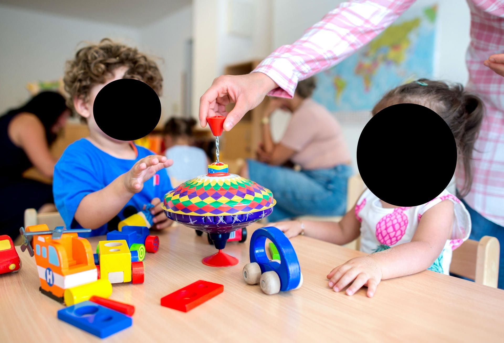 Die Gesichter mit einem Edding unkenntlich gemacht. Wie hier auf unserem Symbolbild haben die Erzieherinnen die Erinnerungsfotos bearbeitet.