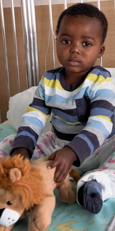Der zweijährige Mario Manuel aus Angola wird wegen einer Knocheninfektion im Carl-von-Basedow-Klinikum behandelt.