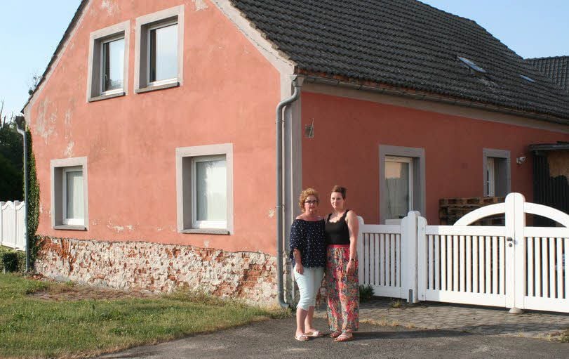 Mutter und Tochter Günther an der Stelle, wo Anfang Juni 2013 die Spundwand stand. Das alte Fischerhaus hinter ihnen muss abgerissen werden.
