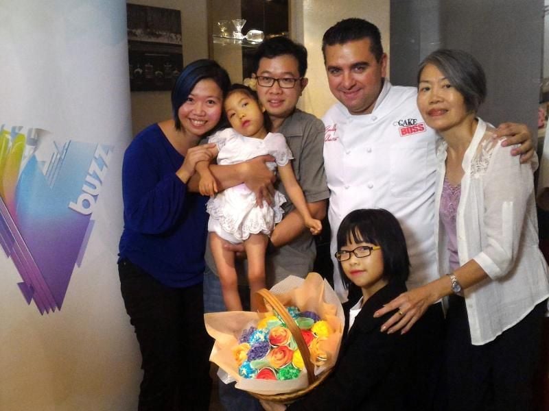 Die kleine Leah Choy (vorn) und ihre Familie mit dem US-Fernseh-Bäcker Buddy Valastro. Foto: Tay Mei Yean