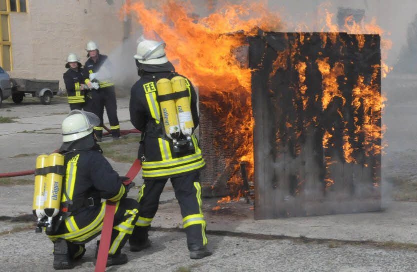 Eine Einsatzübung, bei der neben anderem unter Atemschutz gegen lodernde Flammen vorgegangen werden musste, zeigte Mügelns Feuerwehr.