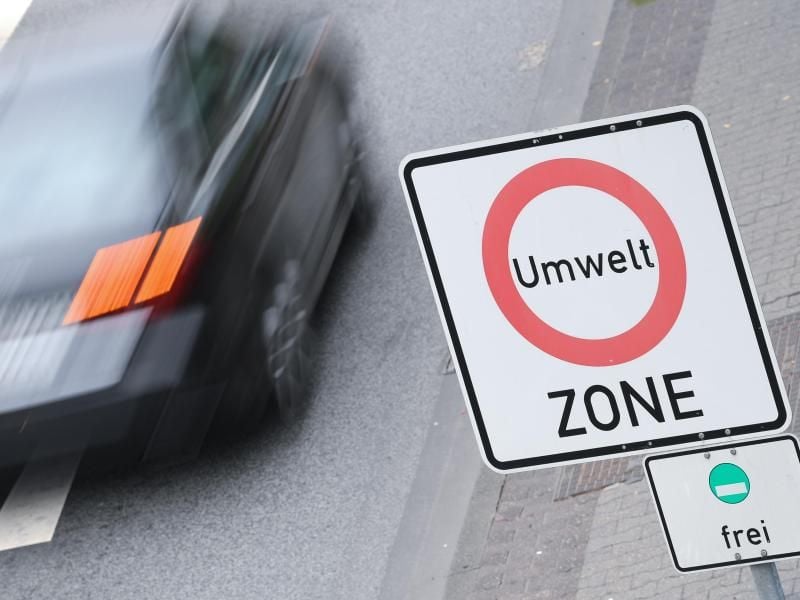 Bei einem Umweltzonenverstoß muss der Fahrzeughalter für die Kosten der Fahrerermittlung aufkommen. Foto: Arne Dedert/dpa
