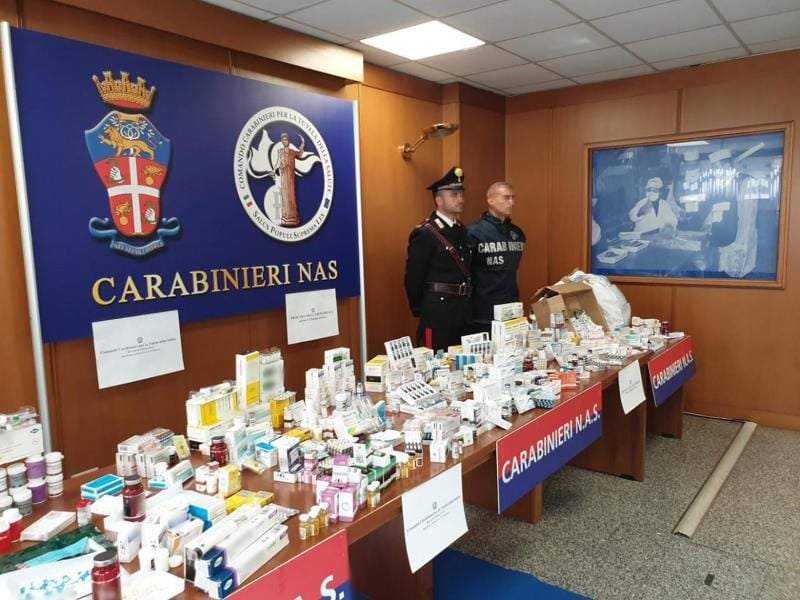 Italienische Carabinieri präsentieren beschlagnahmte Dopingmittel. Foto: Ufficio Stampa Comando Generale Carabinieri/dpa
