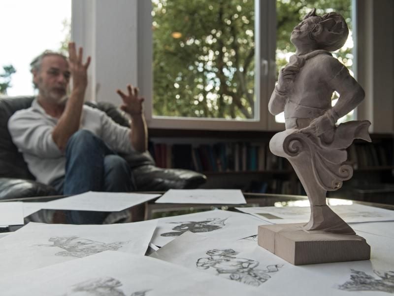 Galionsfigurenbauer Hartmann erläutert den Entwurf für eine künftige Galionsfigur. Foto: Ingo Wagner