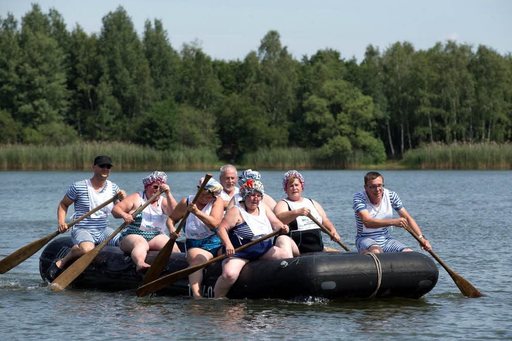 Gewonnen haben die Männer und Frauen des Teams „Senil aktiv“ aus Mügeln das Schlauchboot-Rennen auf dem Brandiser Badesee zwar nicht, aber dafür erhielten sie einen Preis für das schönste Outfit und den höchsten Altersdurchschnitt.