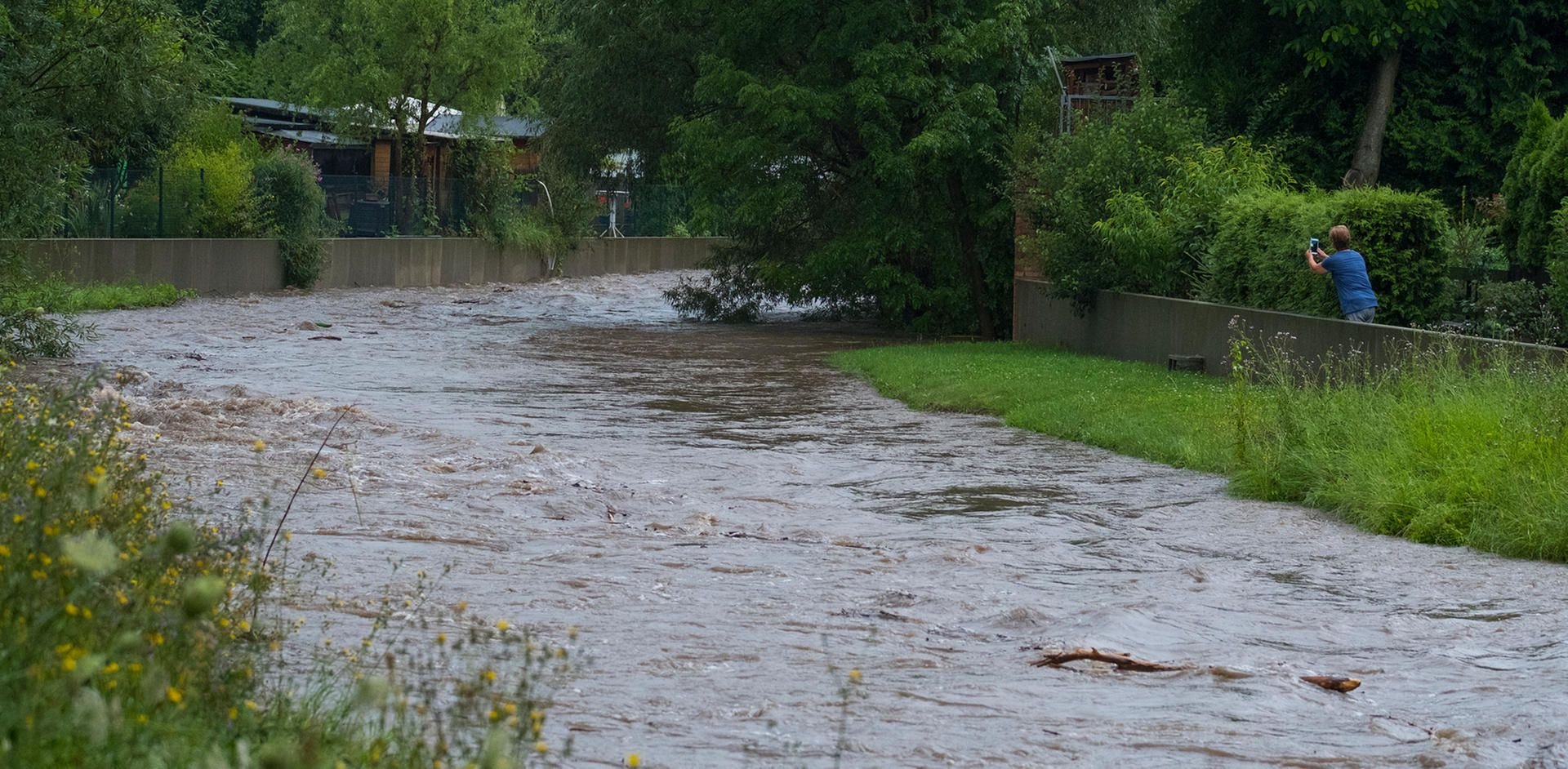 Die Holtemme hat sch über Nacht von einem bescheidenen Bächlein zu einem reißenden Fluss entwickelt.