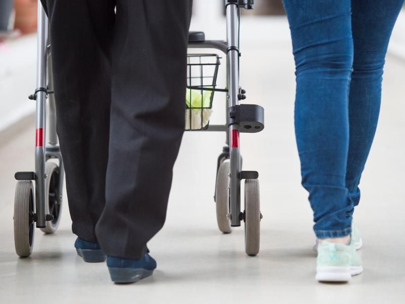 Der Bedarf ist immens: In der Alten- und Krankenpflege fehlen 25.000 Fachkräfte. Foto: Christophe Gateau