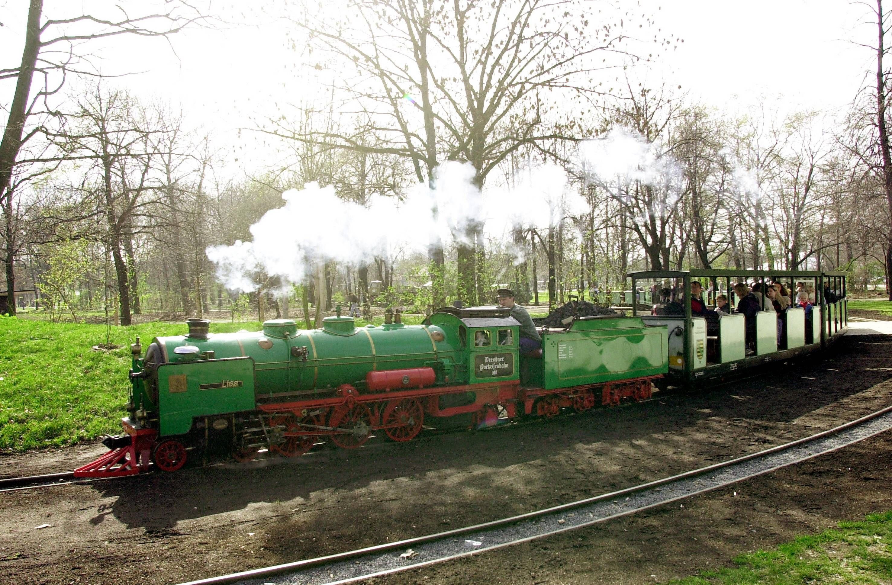 Die Parkeisenbahn rollt durch den Großen Garten in Dresden.