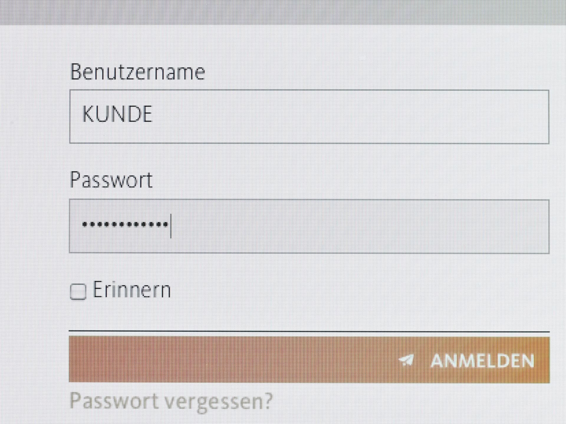 Für ein vermeintliches Jobangebot übermittelte eine Frau aus Sachsen-Anhalt zu viele Daten - Betrüger nutzten das aus.