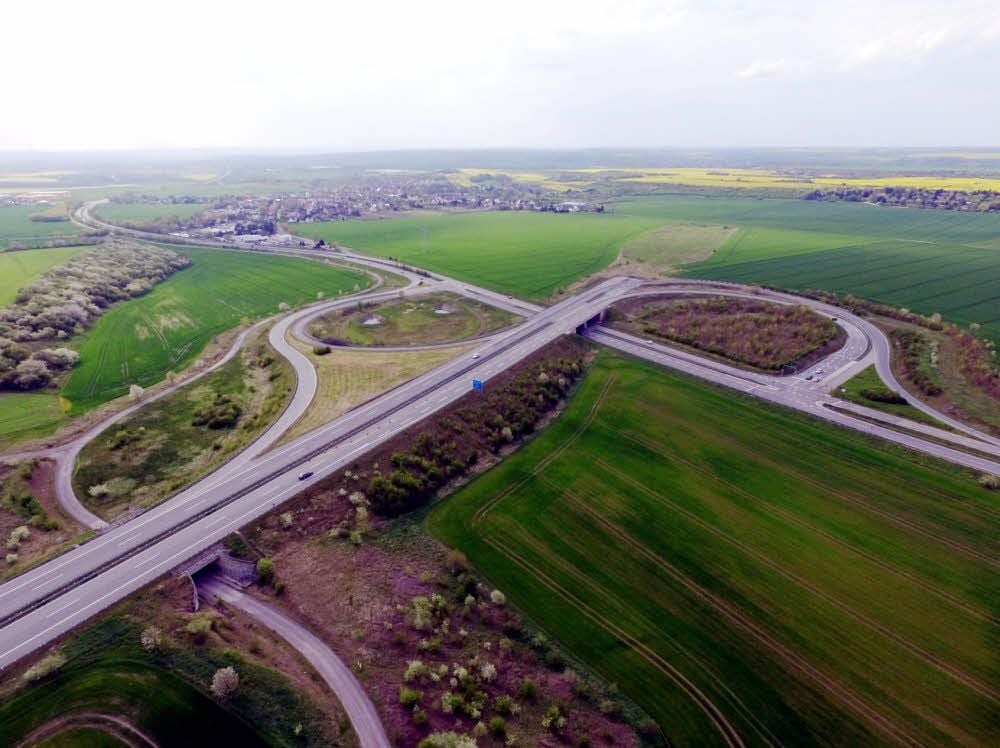 Bei Bennstedt endet die A143 weiter mitten auf dem Acker.