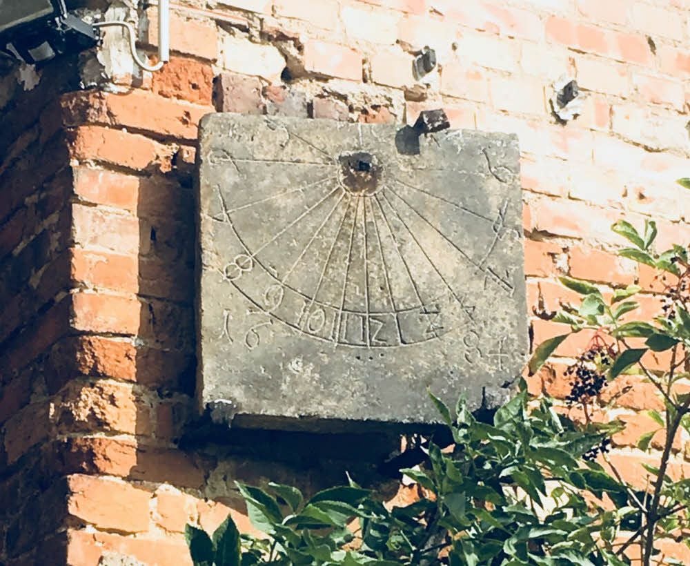 Absturzgefährdet: eine Sonnenuhr aus dem Jahr 1684.
