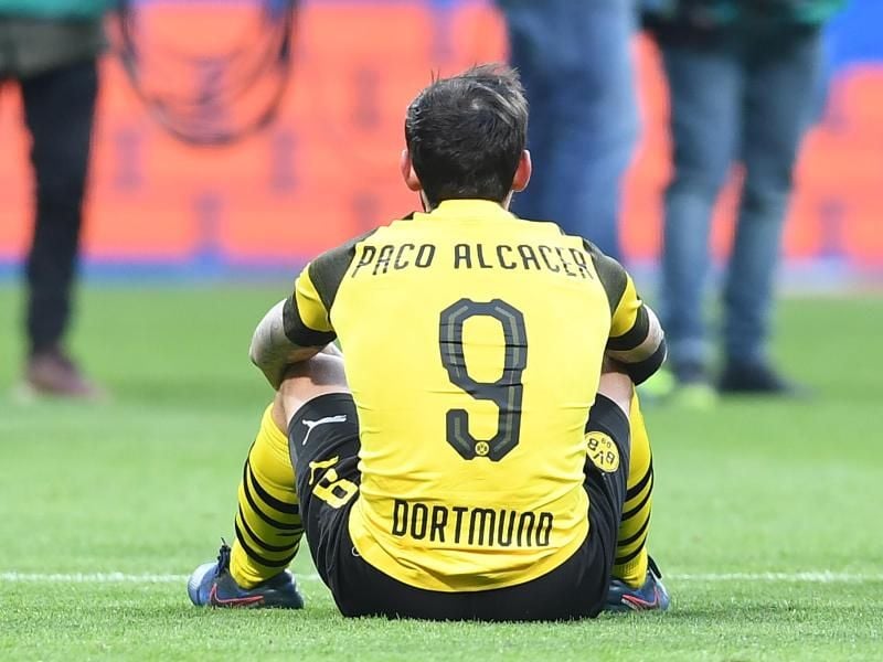 Dortmunds Paco Alcacer sitzt nach Spielende in Bremen enttäuscht auf dem Platz. Foto: Carmen Jaspersen