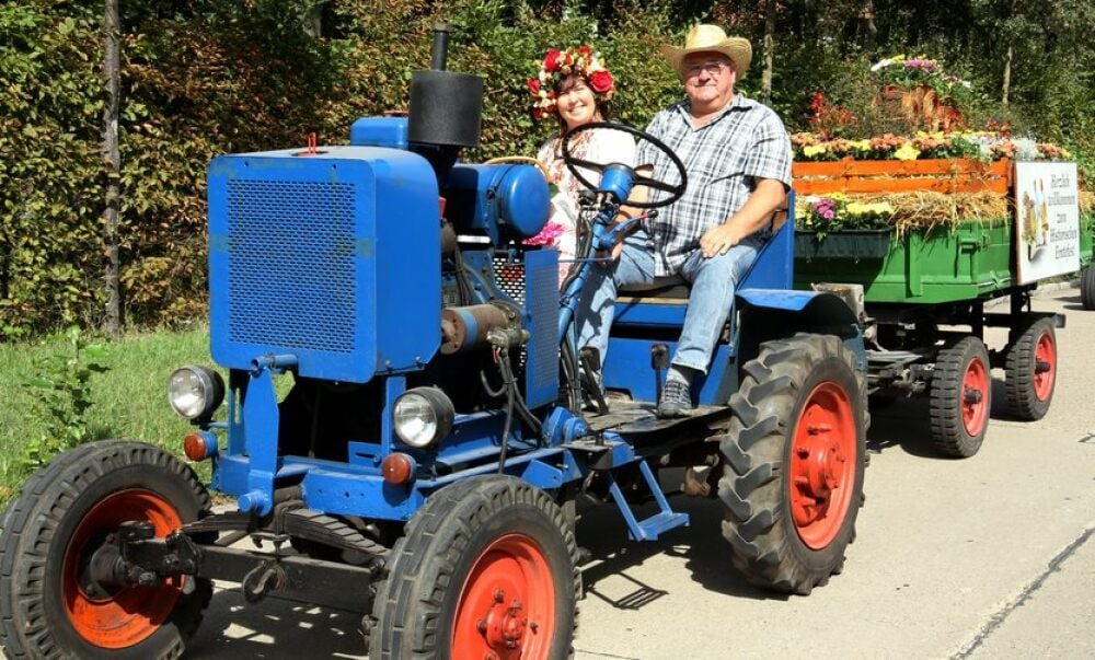Ein Traktor T170 der Marke Eigenbau fuhr auch beim Erntekorso mit.