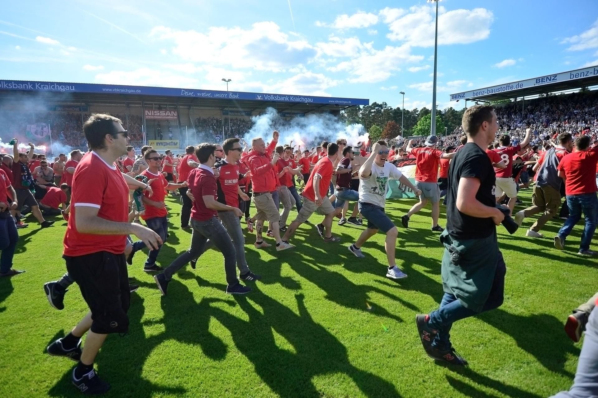 Nach der Partie in Sandhausen stürmten Hannover-Fans den Platz, um mit den Spielern den Aufstieg zu feiern.