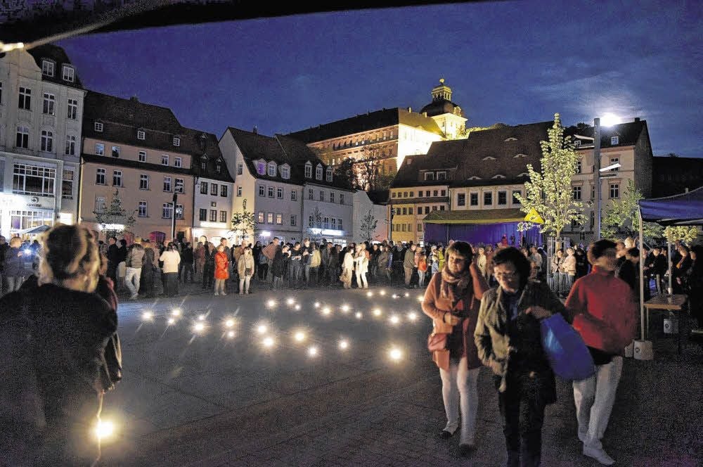 Erleuchtung: Die Einweihung des neuen Lichterteppichs auf dem Markt wurde zum Besuchermagneten.