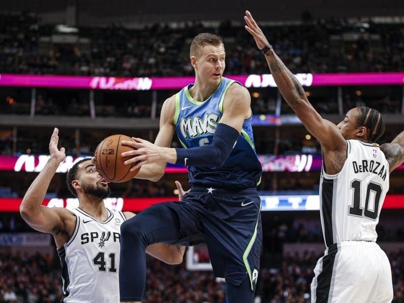 Fehlt Dallas in den Playoffs: Kristaps Porzingis (M). Foto: Brandon Wade/AP/dpa
