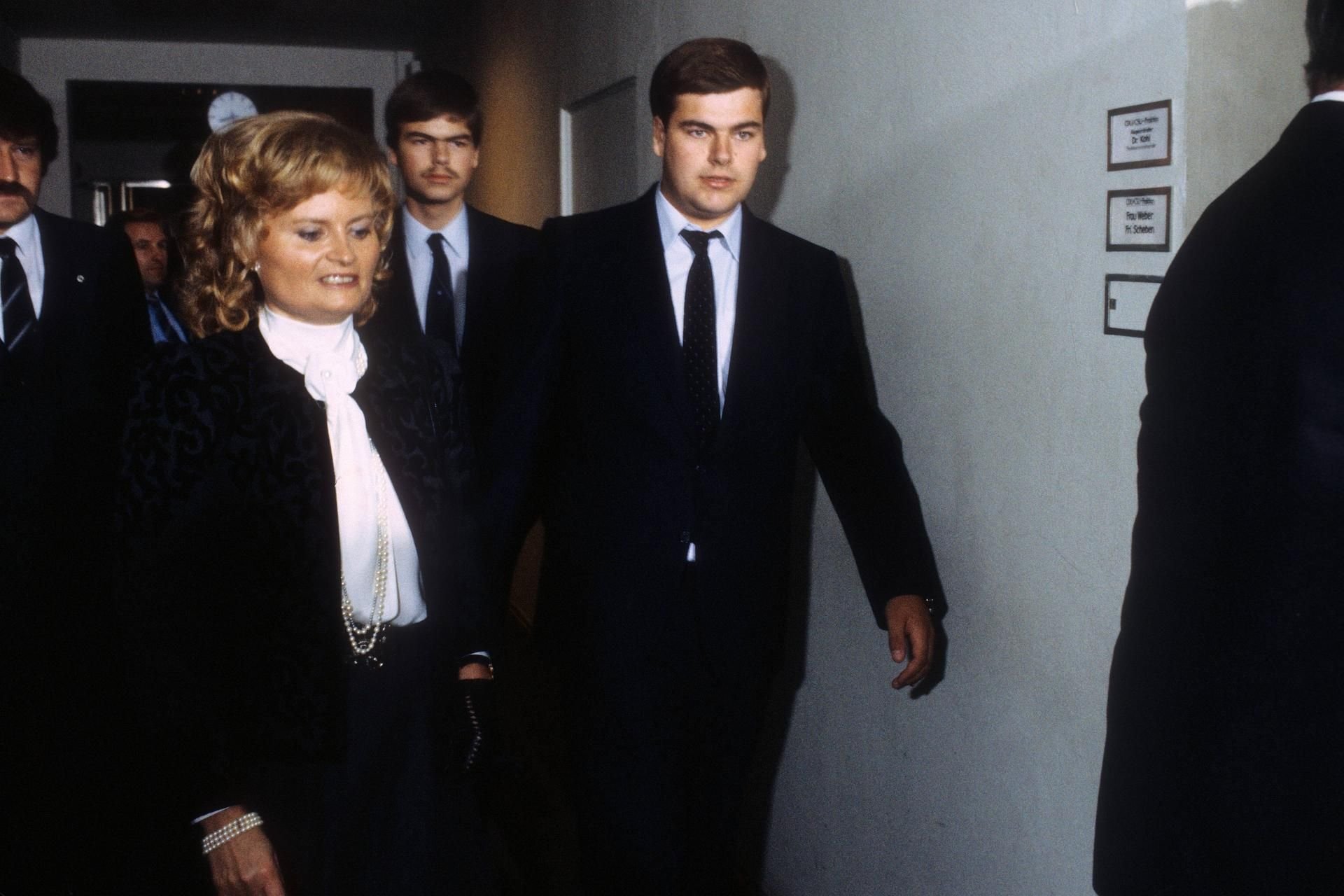Hannelore Kohl mit ihren Söhnen Walter (re.) und Peter.