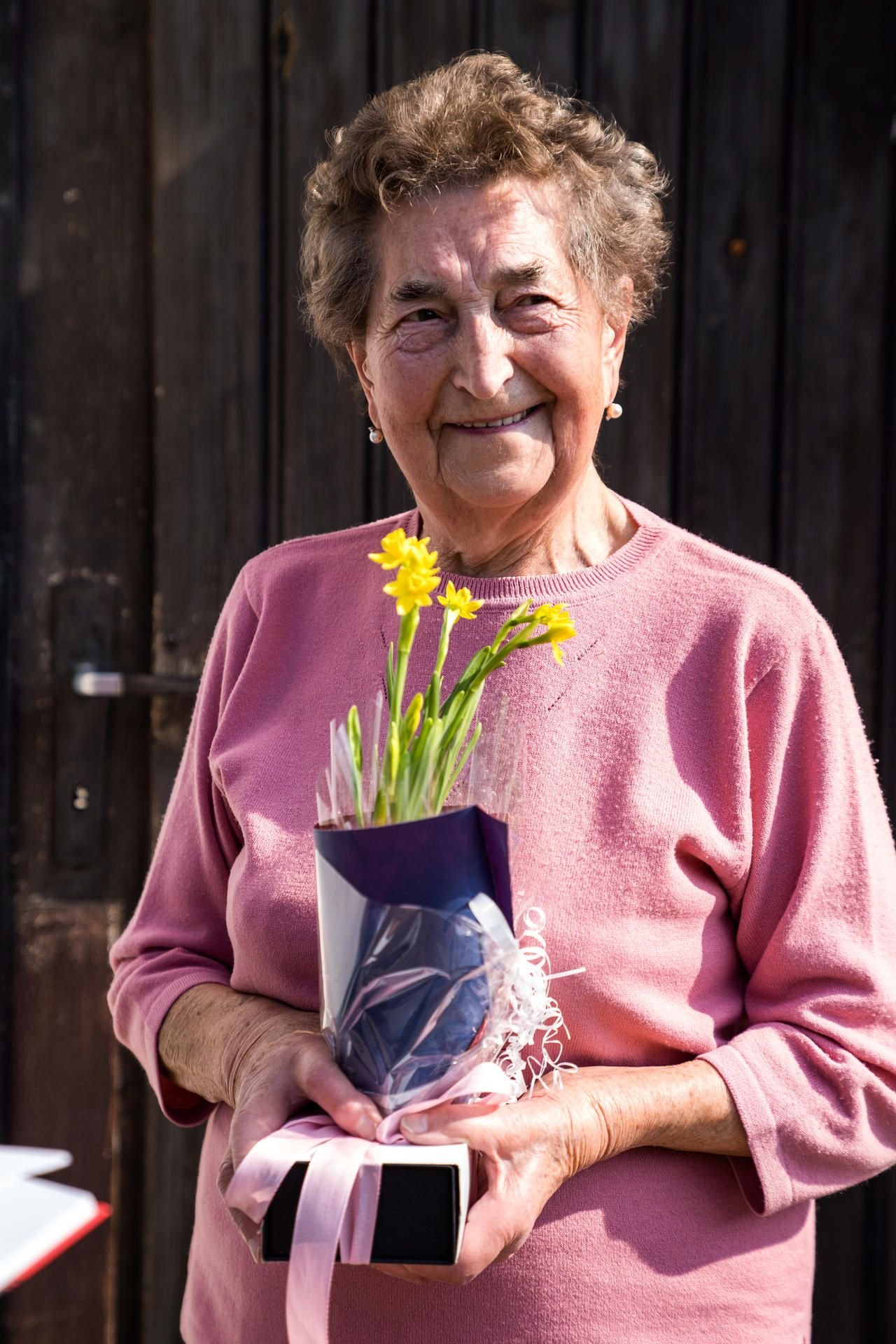 Die 90-Jährige hat sich sichtlich über das Ständchen gefreut.