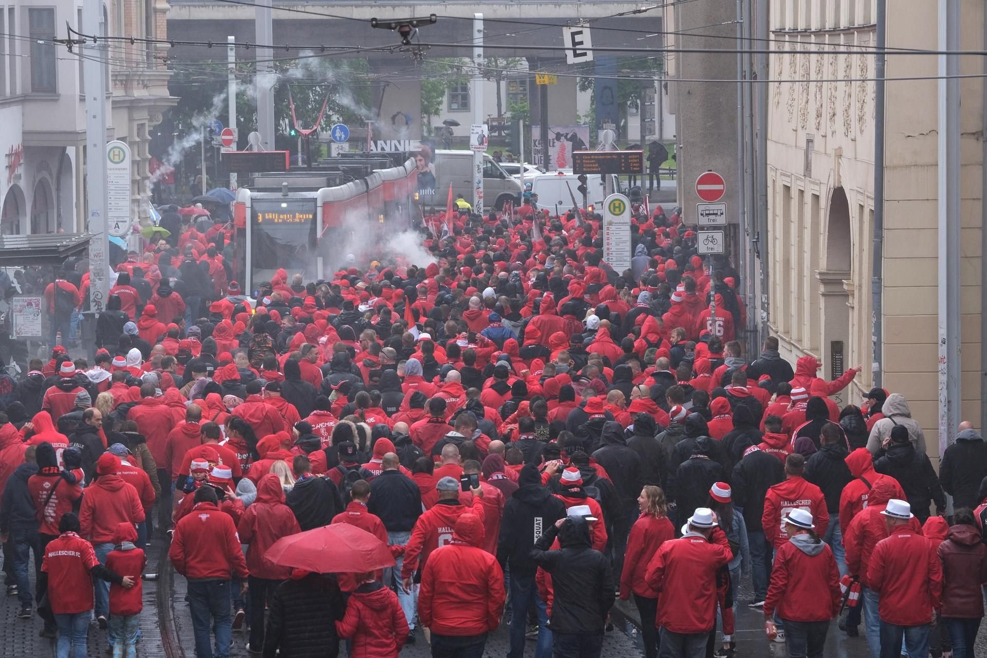 Fans des HFC ziehen vom Alten Markt durch die Rannische Straße zum Stadion.