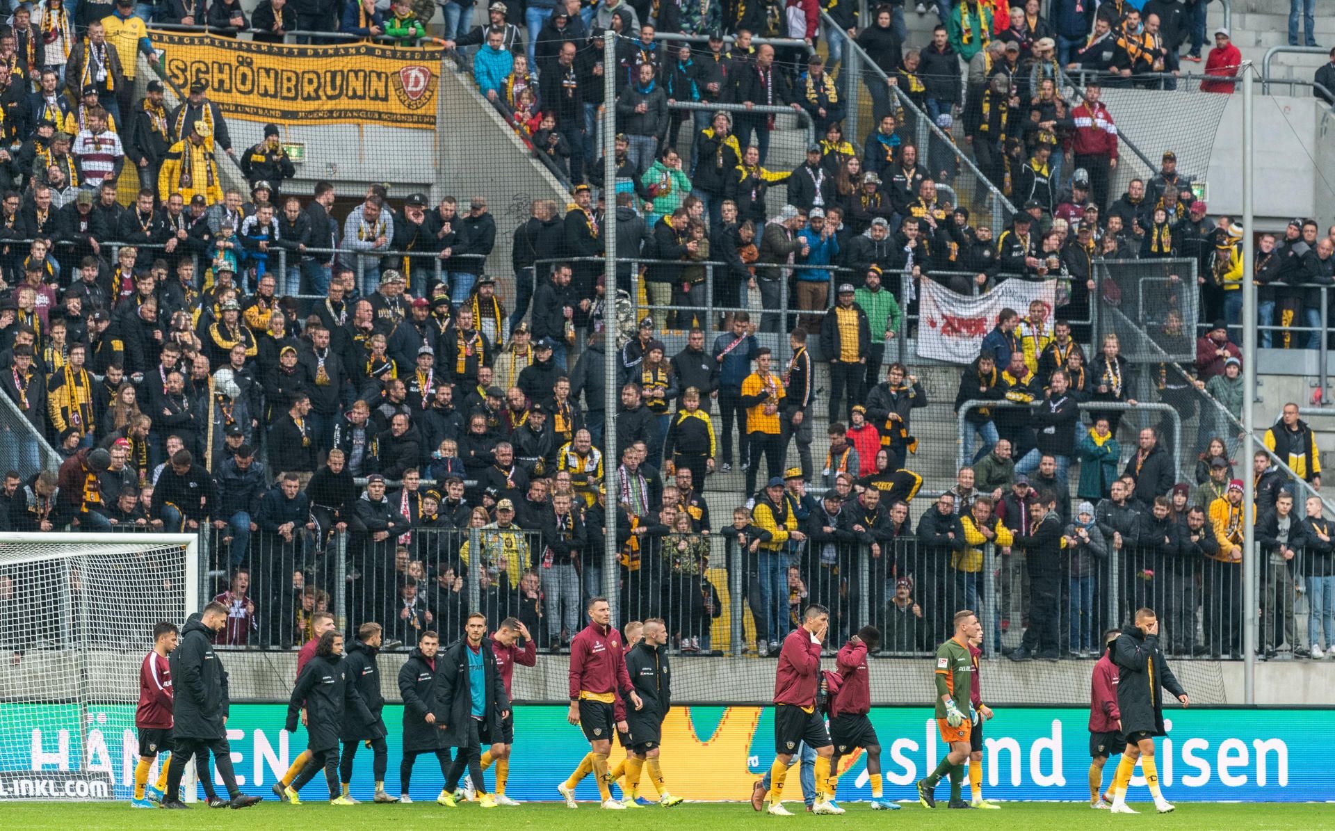 Dynamos Spieler verlassen nach der 0:2 Niederlage das Feld vor dem K-Block.