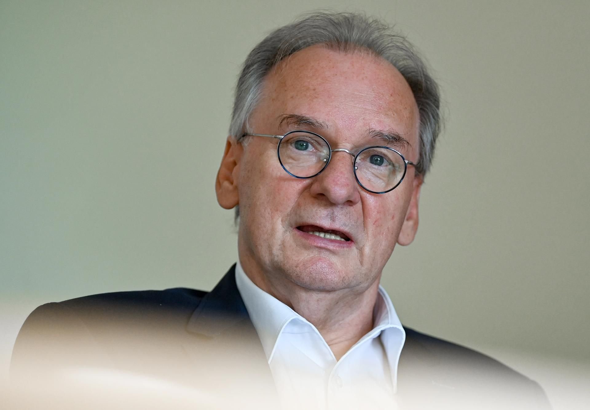 Sachsen-Anhalts Ministerpräsident Reiner Haseloff informiert in einer Online-Pressekonferenz über die aktuelle Corona-Situation im Land.