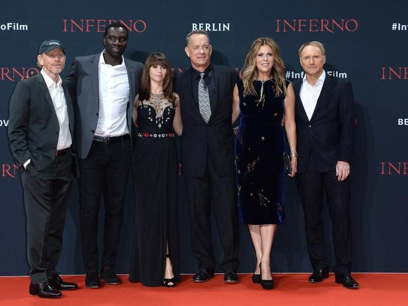 Ron Howard (l-r), Omar Sy, Felicity Jones, Tom Hanks, Rita Wilson und Dan Brown bei der Deutschlandpremiere von „Inferno”. Foto: Britta Pedersen